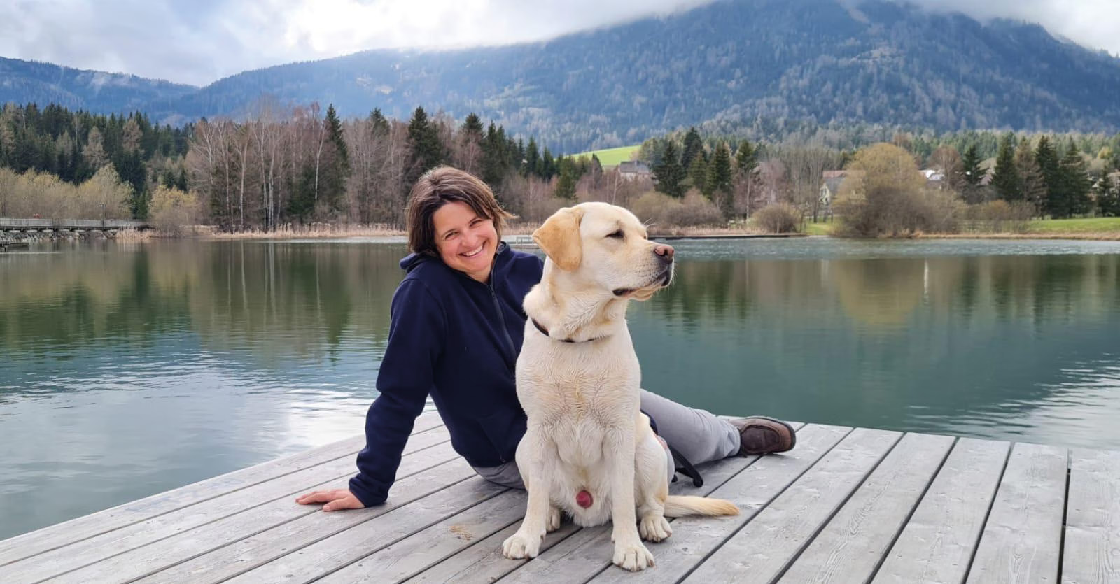 Ursula Lercher con il labrador Theo